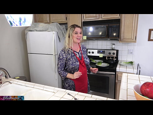 ❤️ Matrigna che lo munge in cucina prima del suo appuntamento ❤ Pornoal it.virtsextor.ru ❌